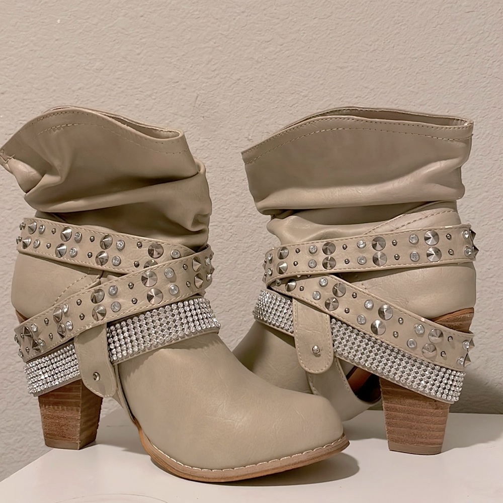 Mojo and moxy worn twice Woman’s size seven bedazzled high heel boots